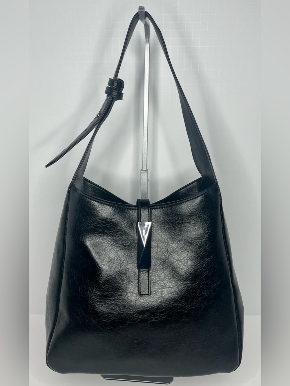 I.N.C. International Concepts
Salee Glazed Shoulder Black Bag